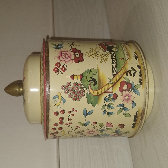 Vintage Murray Allen Import "Kiang" Regal Crown Candy Tin With Birds & Flowers - Picture 3 of 5